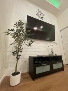 Arctic House- Walk to the Casinos, Outlets & More!