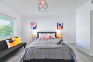 Beach and Art Close to This Lovely Studio