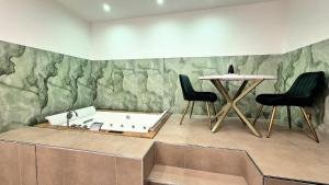 Broken Column Luxury Suite