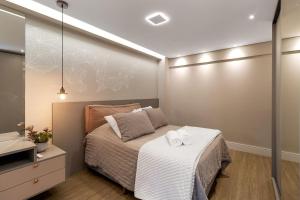 Sunny Studios Luxo by Robert Stays