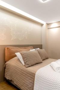 Sunny Studios Luxo by Robert Stays