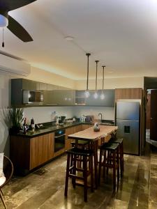 EXCLUSIVO! 2 dormitorios, 4 camas, de 1 a 6 huéspedes con terraza directo a la alberca y otra alberca azotea WIFI , GYM , SAUNA, ELEVADOR Y MAS!!!