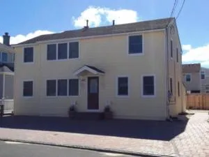 Ocean Block, Internet-Wifi, Deck, Washer Dryer, Well-Maintained First Floor Unit Of An Ocean Block Duplex, Great Location, Just One House Between, - Peahala Park