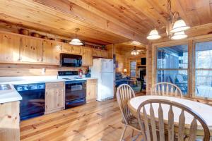 Dancing Bear - Blue Ridge, GA - Enjoy Peaceful Forest Views, Soak in the Hot Tub, and Cozy Up by the Wood-Burning Fireplace at t