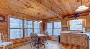 Dancing Bear - Cherry Log GA - Dog Friendly Cabin - Mountain Views, Hot Tub, Wood-Burning Fireplace - 15 Minutes to Downtown Blu
