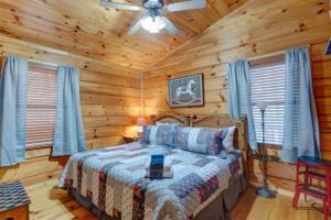 Dancing Bear - Cherry Log GA - Dog Friendly Cabin - Mountain Views, Hot Tub, Wood-Burning Fireplace - 15 Minutes to Downtown Blu