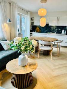 Spacious boutique family apt w sunny balcony & mountain views