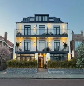 Boutique Hotel At Sea - 艾默伊登