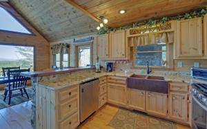 Majestic View - Long Range Panoramic Mountain Views - Breathtaking Views, Hot Tub, Billiards Table, Finest Finishes & Amenit