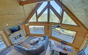 Majestic View - Long Range Panoramic Mountain Views - Breathtaking Views, Hot Tub, Billiards Table, Finest Finishes & Amenit