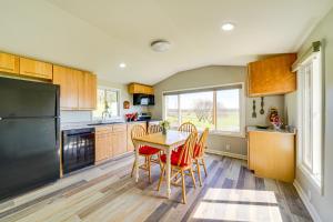 3 Mi to Caesars Casino Indiana Retreat with Patio!