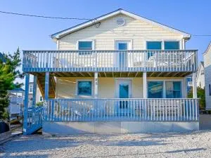 Brant Beach - Lovely, 2Nd Floor Duplex, Only 3 Houses From The Beach With Great Oceanviews From Both The Liv-Din Area And The Deck, No Smoking, And, - Brant Beach