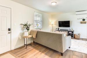 4 Mi to Dtwn: Dog-Friendly Fayetteville Home