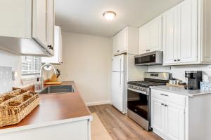 4 Mi to Dtwn: Dog-Friendly Fayetteville Home