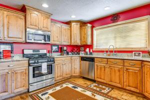 < 1 Mi to Brian Head Resort: Spacious Cabin!