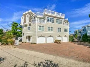 Ocean Block, Single Family, Beach Badges, Beach Equipment, Elevator, Roof Top Deck, Wifi, North Beach Ocean Block Townhome On Private Lane, Steps To, - North Beach