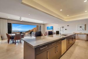 Ocean View 2 Infinity Pools Pedregal 3 King bed