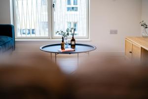 Luxury Apartment Near City Airport - with gym and free parking Sleeps 8