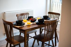 Luxury Apartment Near City Airport - with gym and free parking Sleeps 8