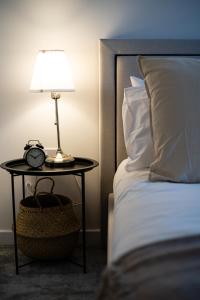 Luxury Apartment Near City Airport - with gym and free parking Sleeps 8