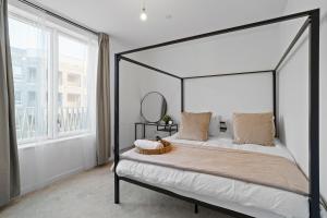 Luxury Apartment Near City Airport - with gym and free parking Sleeps 8