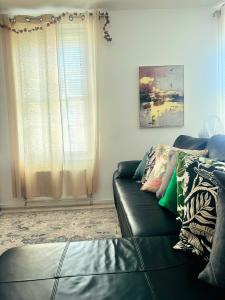 Lovely Quiet Spacious Apartment by Little Venice