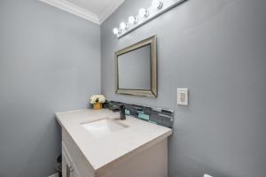 Bright & Comfy 2BR Apartment Near Med Center and Downtown