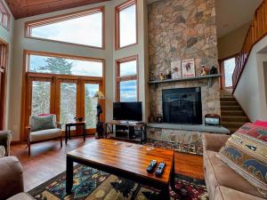 CR6 C6 Renovated Townhome a short walk from the slopes Pool gym passes