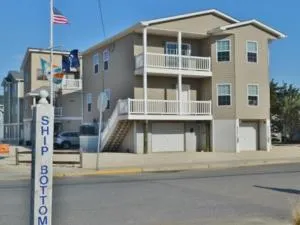 Spacious, Light And Bright Ship Bottom Ocean Block Home Only 7 Houses From The Beach With Outdoor Entertaining Area 14018 - Manahawkin