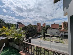 Amplio Apto con Jacuzzy Terraza 2B 4hab Laureles