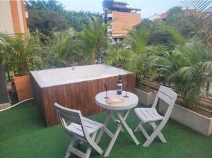 Amplio Apto con Jacuzzy Terraza 2B 4hab Laureles