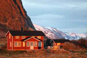 Beautiful Cabin Embraced By Rich Wildlife