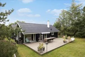 Family Holiday Home With Sea View In Hou - Aså