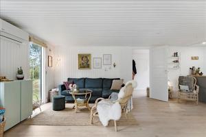 Family Holiday Home With Sea View In Hou