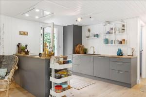 Family Holiday Home With Sea View In Hou