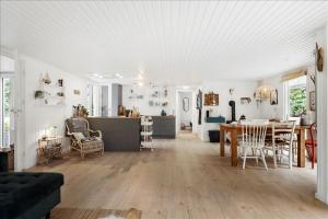 Family Holiday Home With Sea View In Hou