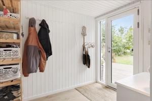 Family Holiday Home With Sea View In Hou