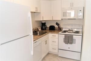 230 Fully Furnished 1BR Suite-Prime Location