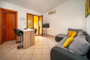 Apartments and rooms with parking space Baska, Krk - 23309