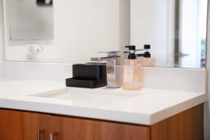 Heart of North Hollywood 2 bed Apt FREE parking, hot tub, pool, gym