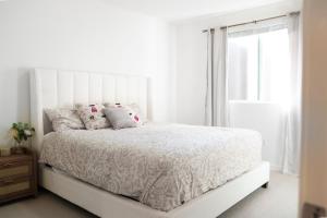 Heart of North Hollywood 2 bed Apt FREE parking, hot tub, pool, gym