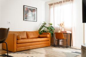 Heart of North Hollywood 2 bed Apt FREE parking, hot tub, pool, gym