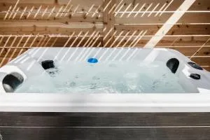 Modern Lux King Suite, cozy Hot tub & Central Omaha! - Papillion