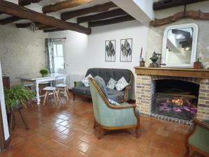 Maisons de vacances Gite confortable avec parc boise, activites familiales et equipements modernes pres de la Loire - FR-1-381-470 : photos des chambres