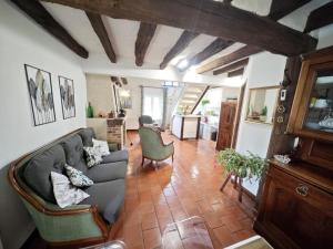 Maisons de vacances Gite confortable avec parc boise, activites familiales et equipements modernes pres de la Loire - FR-1-381-470 : photos des chambres