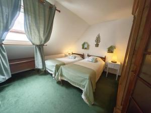 Maisons de vacances Gite confortable avec parc boise, activites familiales et equipements modernes pres de la Loire - FR-1-381-470 : photos des chambres