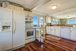 Rustic Oceanfront Cottage