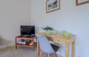 Maisons de vacances 1 Bedroom Gorgeous Home In Saint-Josse : photos des chambres