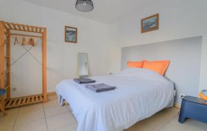 Maisons de vacances 1 Bedroom Gorgeous Home In Saint-Josse : photos des chambres