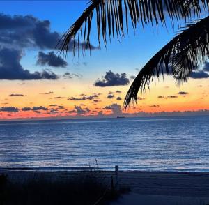 Serenity by the Sea: Stunning Beachfront Studio - 3hvězdičkové hotely ve městě Pompano Beach